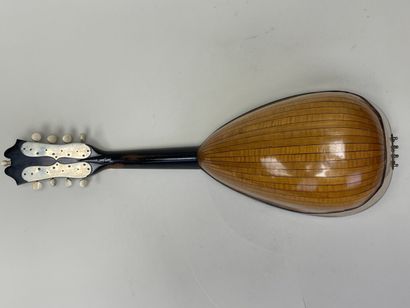 Mandoline en bois de placage et incrustations...