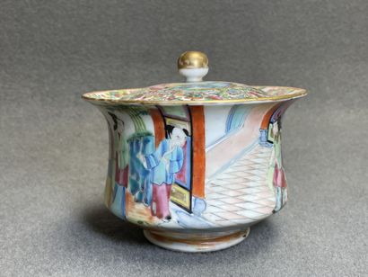 Lot de porcelaine de Canton. 
Assiette, pot...