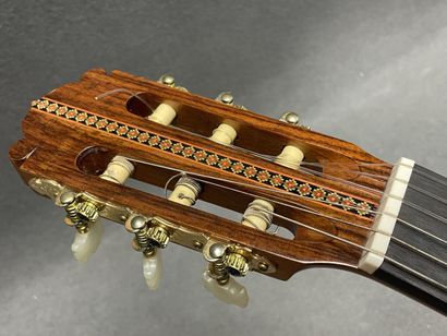 Guitare de concerto dans son étui. 
Marque...