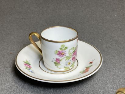 Cinq tasses et soucoupes en porcelaine à...