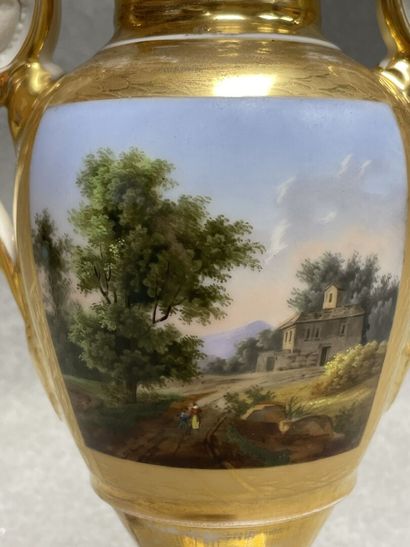 Vase en porcelaine de Paris à décor de paysage.
Epoque...