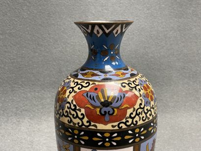 Vase en émaux cloisonnés
JAPON XX°. 
H. :31...