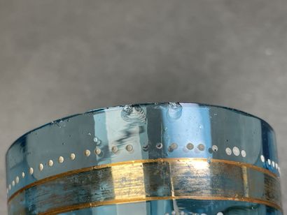 Lot de verreries bleues émaillées
Deux verres,...