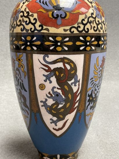 Vase en émaux cloisonnés
JAPON XX°. 
H. :31...