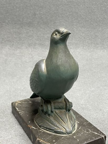 Deux pigeons en régule sur socle marbre....
