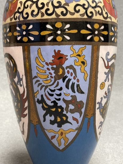 Vase en émaux cloisonnés
JAPON XX°. 
H. :31...