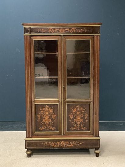 Vitrine marquetée à deux portes vitrées,...