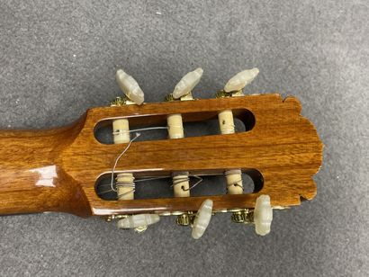 Guitare de concerto dans son étui. 
Marque...