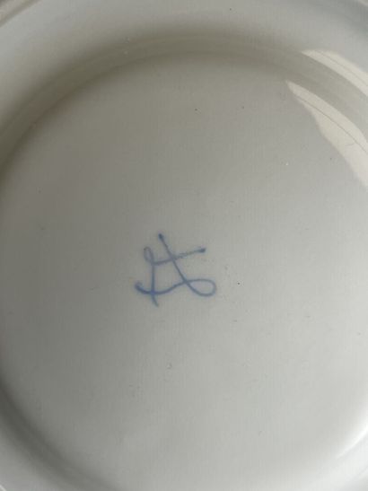 Cinq tasses et soucoupes en porcelaine à...