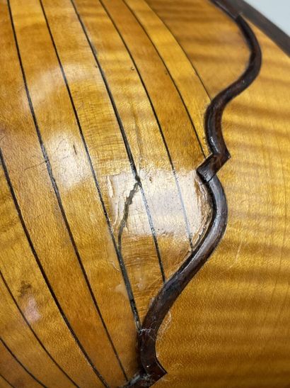 Mandoline en bois de placage et incrustations...