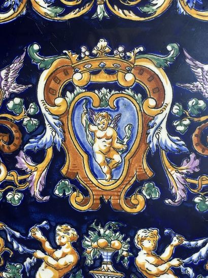 GIEN décor Renaissance sur fond bleu nuit:
Plat...