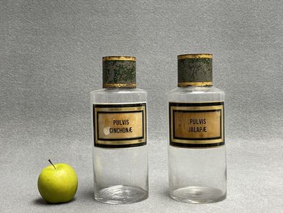 Deux flacons de pharmacie en verre. 
H. :25,5...