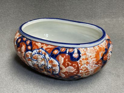 Deux jardinières en porcelaine du Japon,...