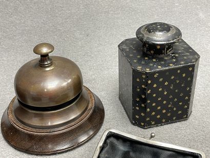 Lot de bibelots fin XIX° comprenant:
Boite...