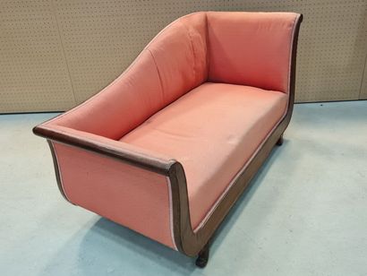 Méridienne en placage d'acajou et tissu rose.
Fin...