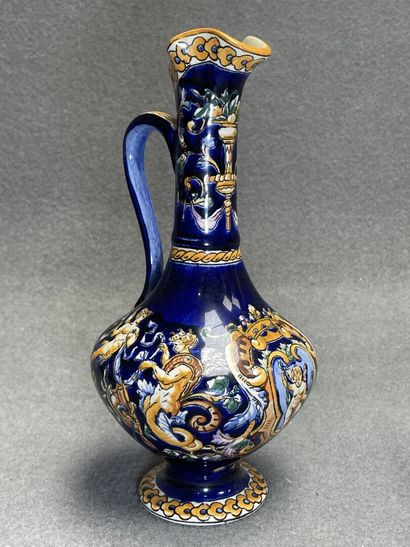 GIEN décor Renaissance sur fond bleu nuit:
-Coupe...