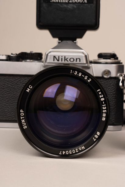 Appareil photo NIKON FE 3626745. 
et deux...