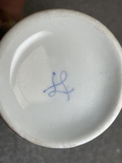 Cinq tasses et soucoupes en porcelaine à...