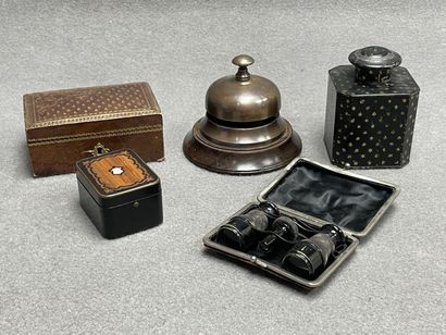 Lot de bibelots fin XIX° comprenant:
Boite...
