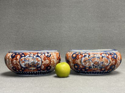 Deux jardinières en porcelaine du Japon,...