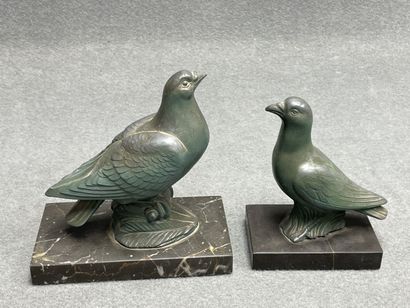Deux pigeons en régule sur socle marbre....