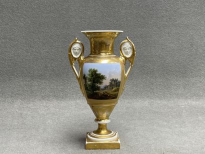 Vase en porcelaine de Paris à décor de paysage.
Epoque...