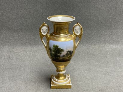 Vase en porcelaine de Paris à décor de paysage.
Epoque...