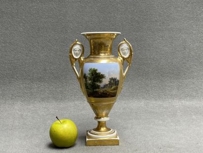 Vase en porcelaine de Paris à décor de paysage.
Epoque...