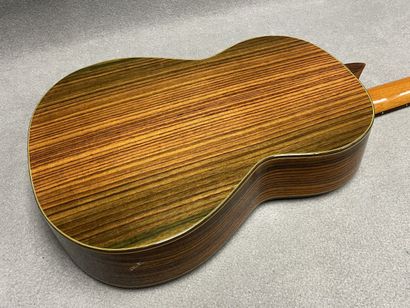 Guitare de concerto dans son étui. 
Marque...