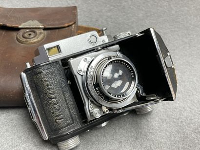 Lot de sept appareils photo argentiques:...