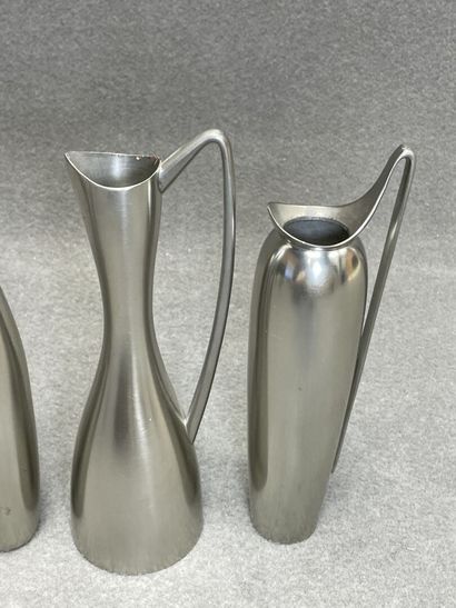 Deux vases soliflore et deux verseuses en...