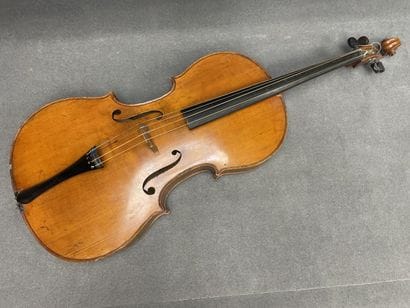 Violoncelle
avec sa housse de transport.
Longueur...