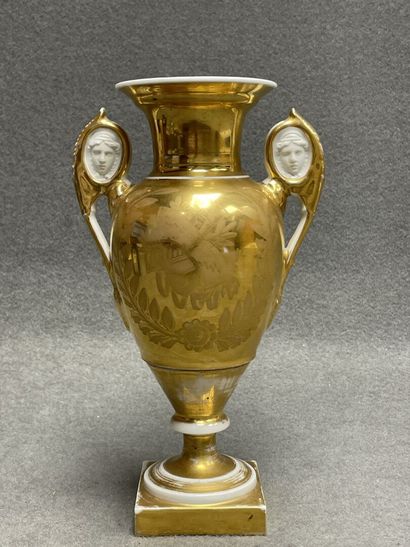 Vase en porcelaine de Paris à décor de paysage.
Epoque...