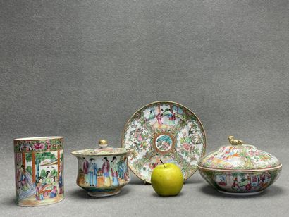 Lot de porcelaine de Canton. 
Assiette, pot...