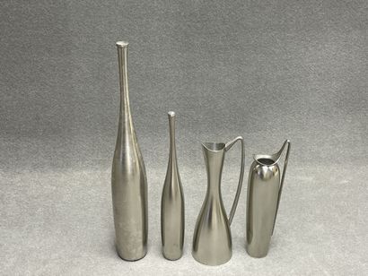 Deux vases soliflore et deux verseuses en...