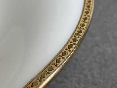 Partie de service de table en porcelaine...