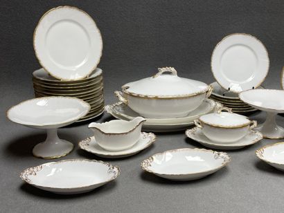 Partie de service de table en porcelaine...