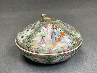 Lot de porcelaine de Canton. 
Assiette, pot...