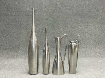 Deux vases soliflore et deux verseuses en...