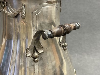 Samovar en métal argenté
H. :39 cm.
manque...