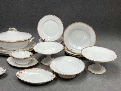 Partie de service de table en porcelaine...