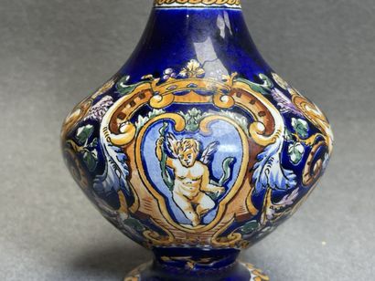 GIEN décor Renaissance sur fond bleu nuit:
-Coupe...