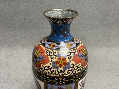 Vase en émaux cloisonnés
JAPON XX°. 
H. :31...