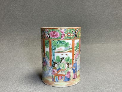 Lot de porcelaine de Canton. 
Assiette, pot...