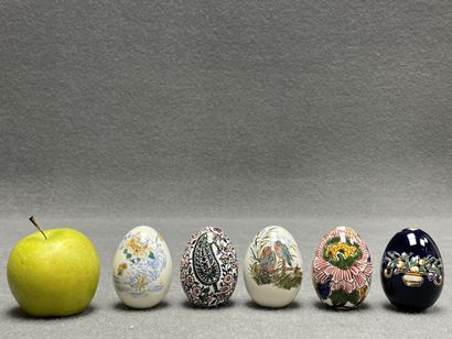 GIEN: collection de 5 oeufs en faience, divers...