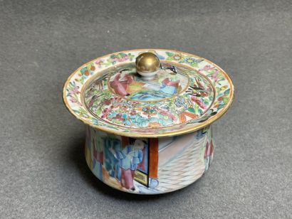 Lot de porcelaine de Canton. 
Assiette, pot...