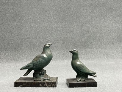 Deux pigeons en régule sur socle marbre....