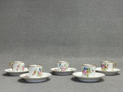 Cinq tasses et soucoupes en porcelaine à...