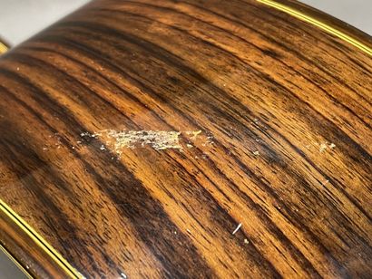 Guitare de concerto dans son étui. 
Marque...