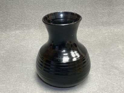 ACCOLAY:
Vase à émail noir , signé.
H: 20...
